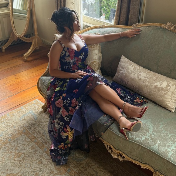 Perfect condition; worn once. Professionally dry cleaned. Extremely flattering! - Picture 3 of 3